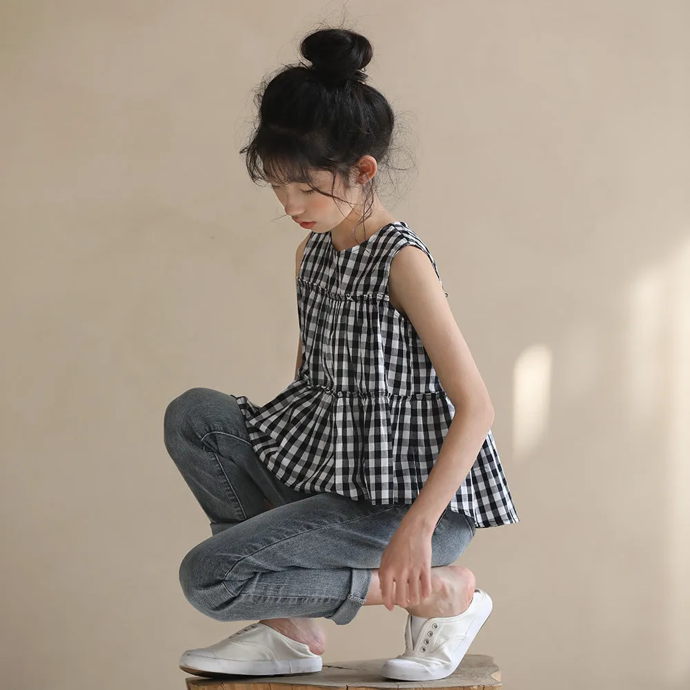 灰色九分牛仔裤/ 荷叶边拼接上衣 Jeans in Grey/ Tiered Ruffle Blouse