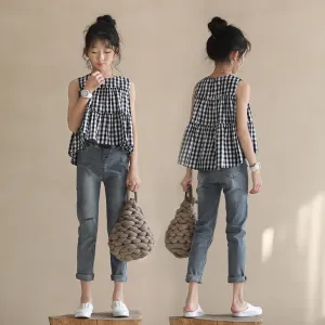 灰色九分牛仔裤/ 荷叶边拼接上衣 Jeans in Grey/ Tiered Ruffle Blouse