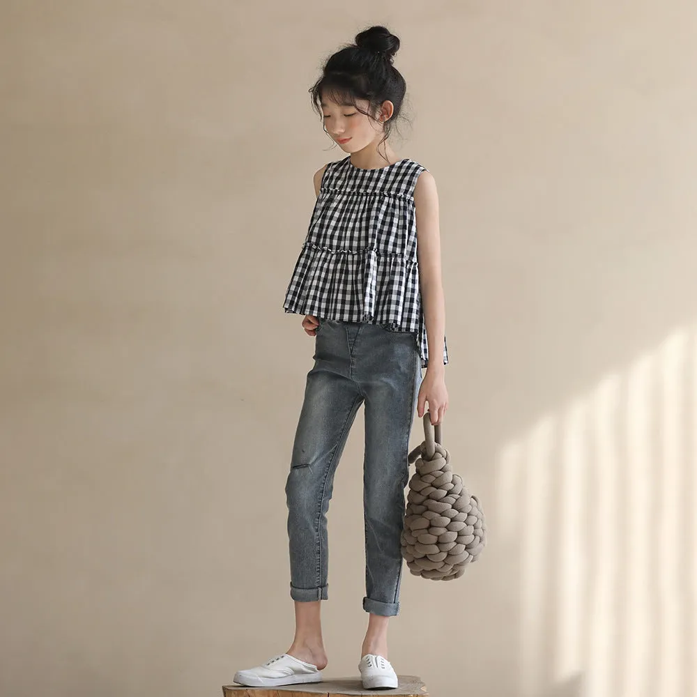 灰色九分牛仔裤/ 荷叶边拼接上衣 Jeans in Grey/ Tiered Ruffle Blouse