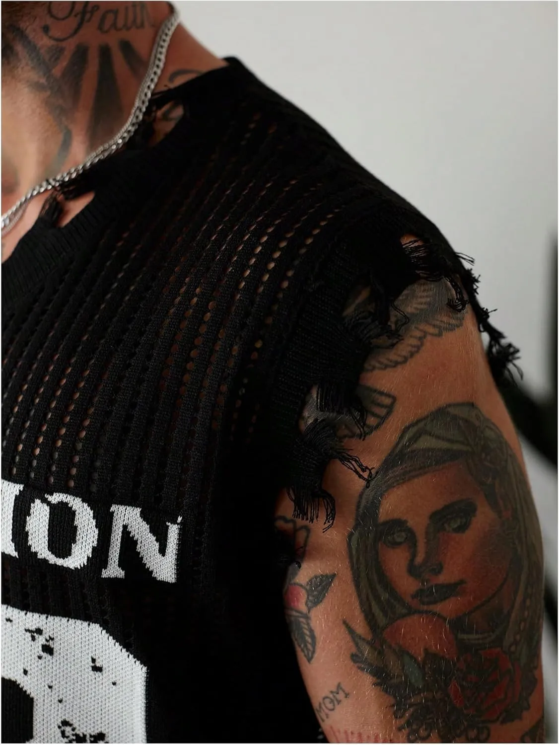 Verdusa Men's Graphic Letter Print Ripped Sweater Vest Sleeveless Summer Knit Tops
